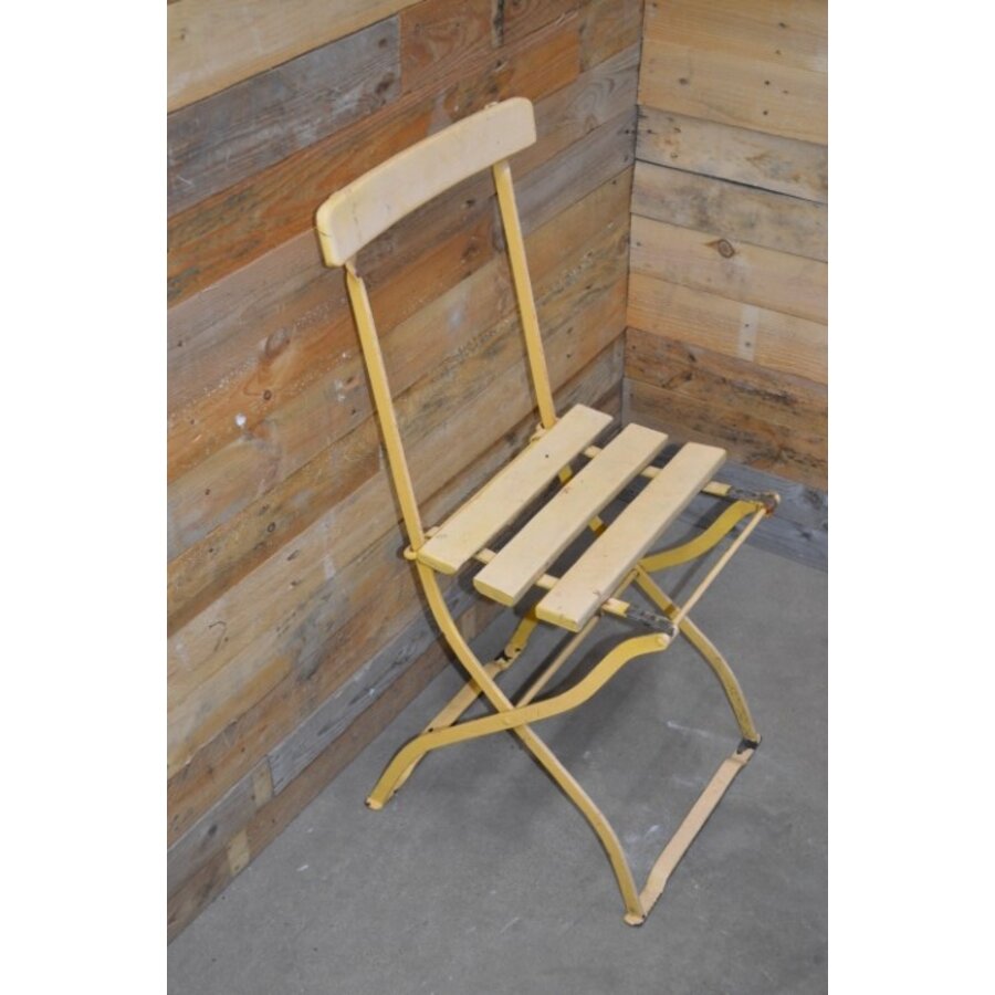 Antieke robuuste bistrostoel Taubmann – geel ijzeren frame met hout-1