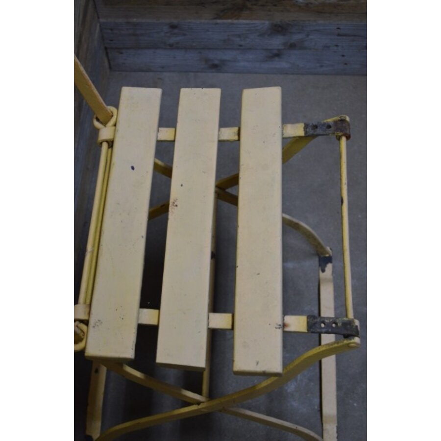 Antieke robuuste bistrostoel Taubmann – geel ijzeren frame met hout-5