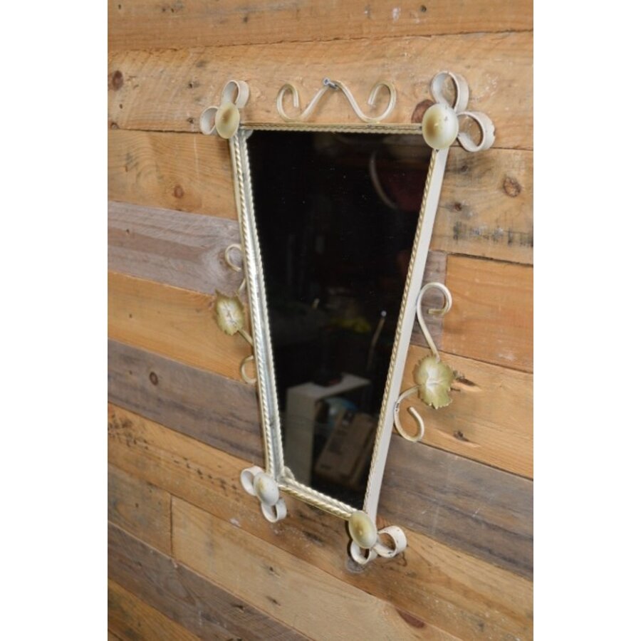 Trapezium vormige retro wandspiegel met crème metalen krulframe – jaren 50-2