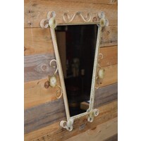 thumb-Trapezium vormige retro wandspiegel met crème metalen krulframe – jaren 50-1