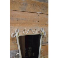 thumb-Trapezium vormige retro wandspiegel met crème metalen krulframe – jaren 50-3