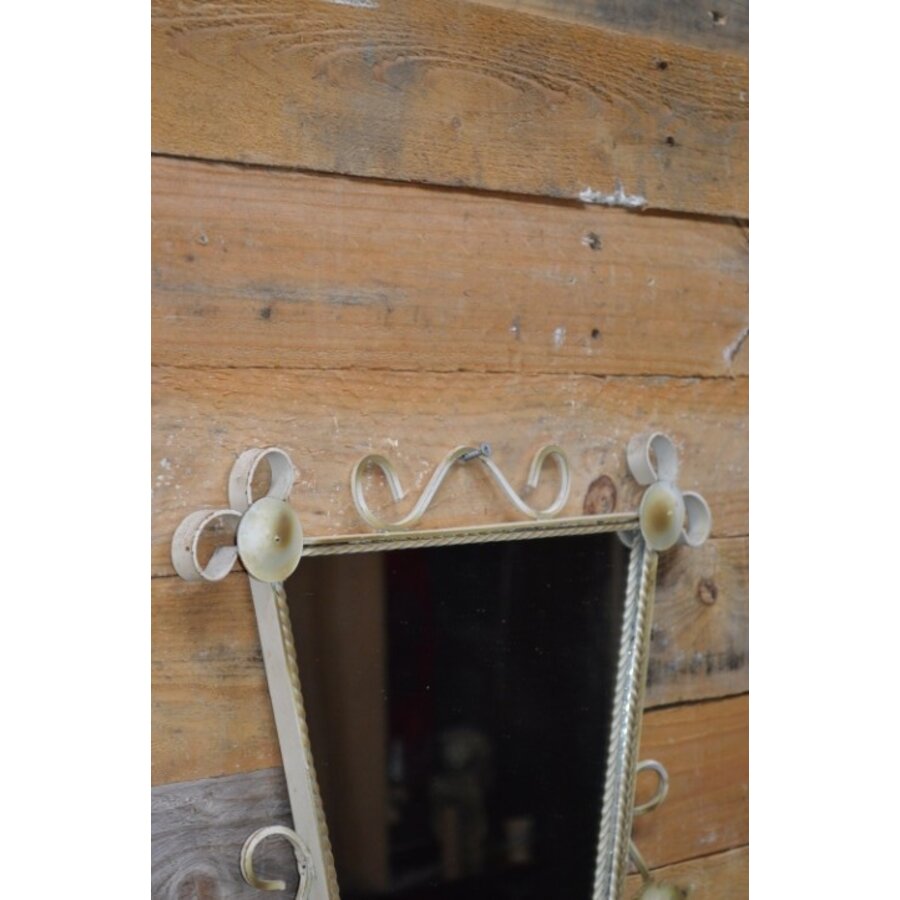 Trapezium vormige retro wandspiegel met crème metalen krulframe – jaren 50-3