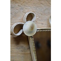 thumb-Trapezium vormige retro wandspiegel met crème metalen krulframe – jaren 50-5