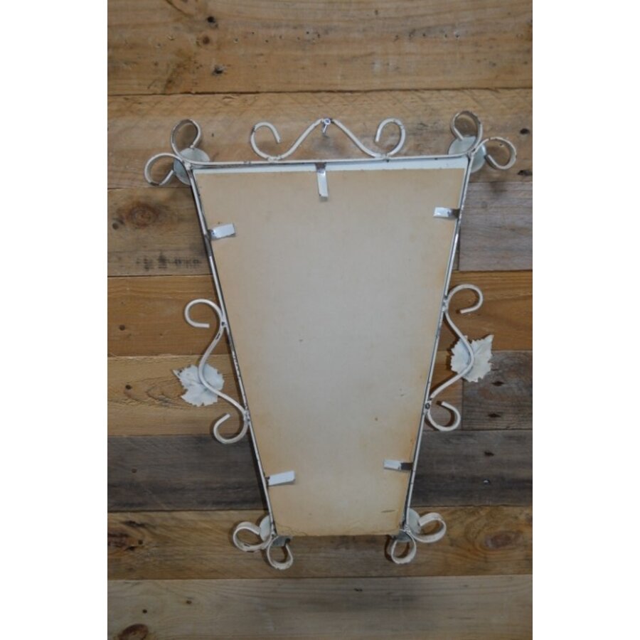 Trapezium vormige retro wandspiegel met crème metalen krulframe – jaren 50-6