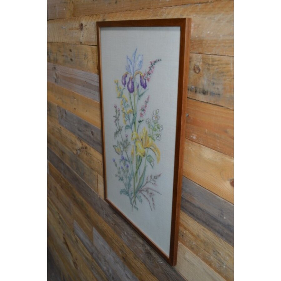 Borduurwerk wilde bloemen in lijst-1