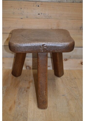 Landelijk driepoot zitkrukje massief eiken 