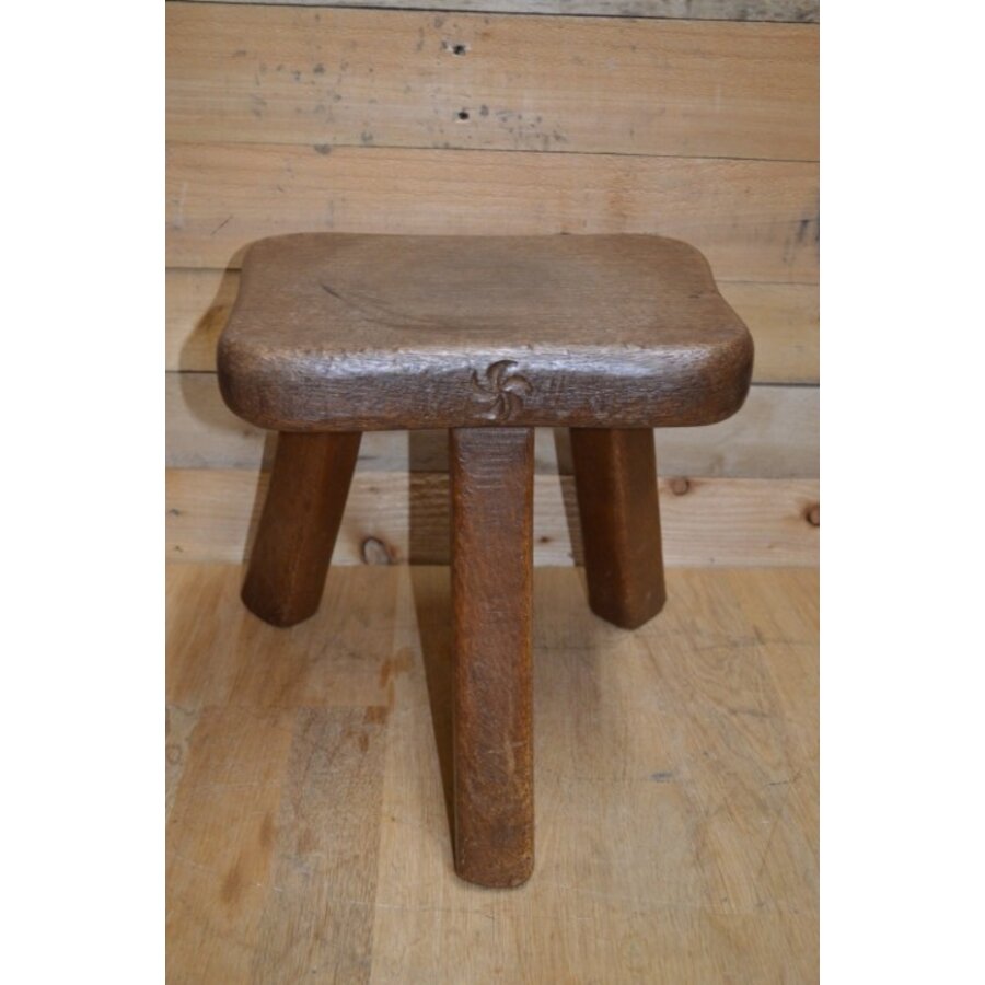 Landelijk driepoot zitkrukje massief eiken-1