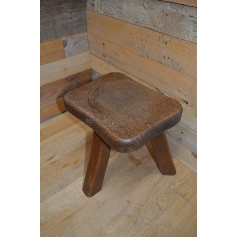 Landelijk driepoot zitkrukje massief eiken-3