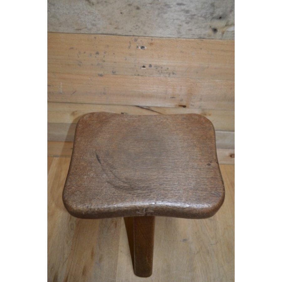 Landelijk driepoot zitkrukje massief eiken-4