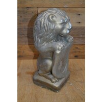 Tweedehands Betonnen leeuw met schild – tuinbeeld met karakter