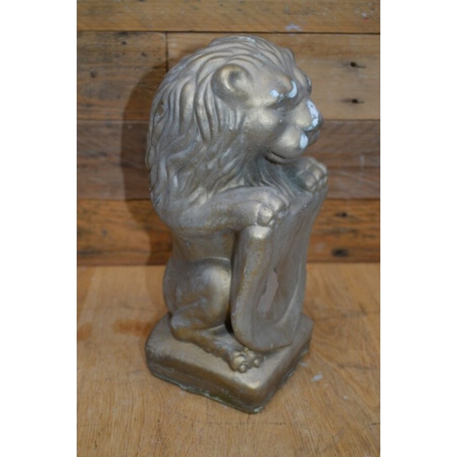 Tweedehands Betonnen leeuw met schild – tuinbeeld met karakter-3