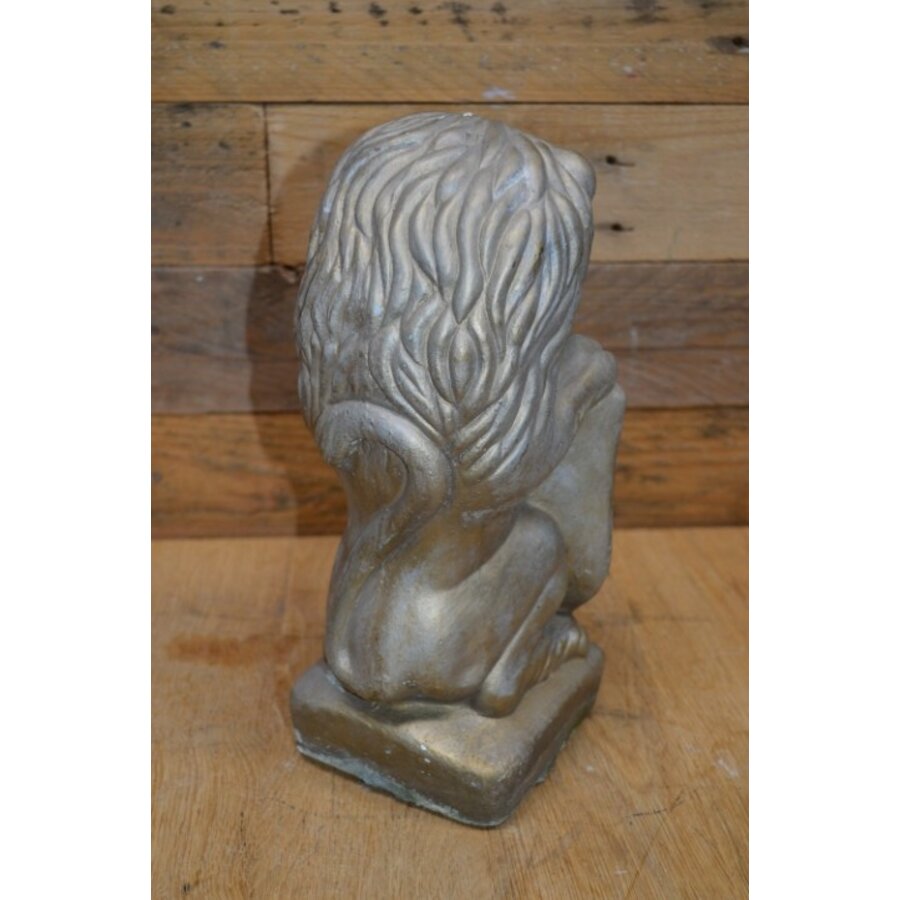 Tweedehands Betonnen leeuw met schild – tuinbeeld met karakter-4