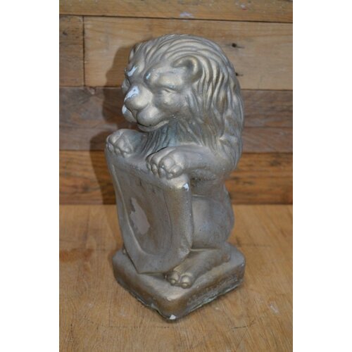 Betonnen beeld leeuw met schild 