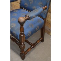thumb-Robuuste eiken kasteel armstoel met koningsblauwe zijden bekleding-3