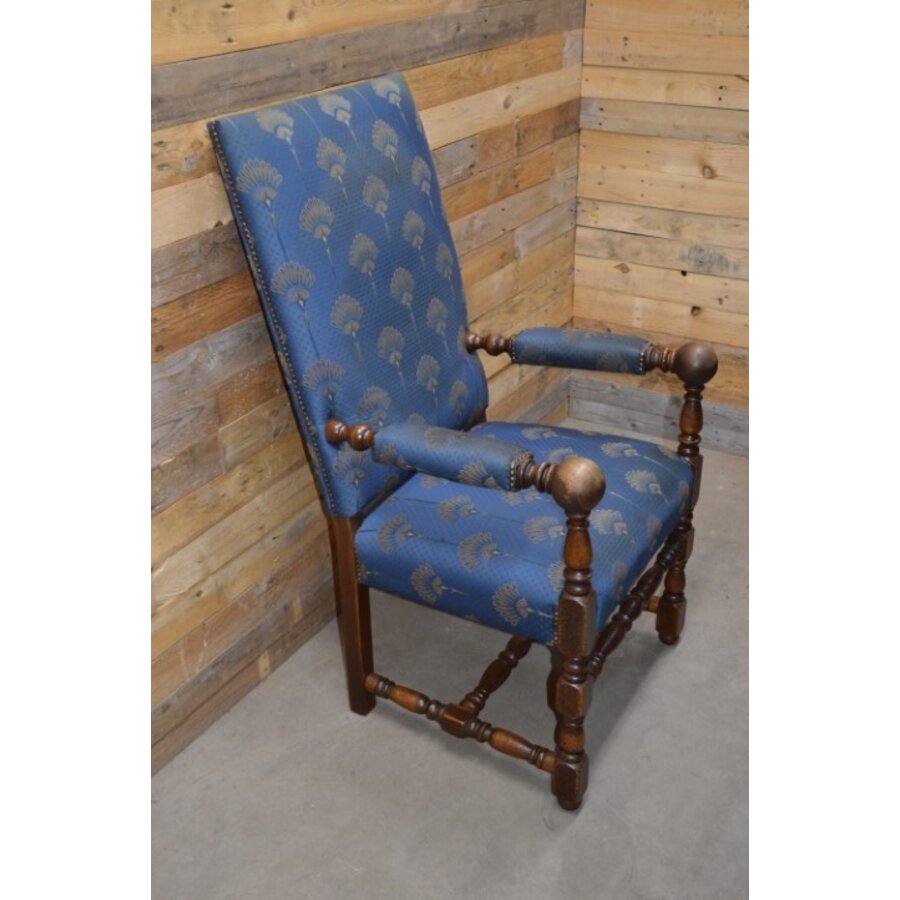 Robuuste eiken kasteel armstoel met koningsblauwe zijden bekleding-5