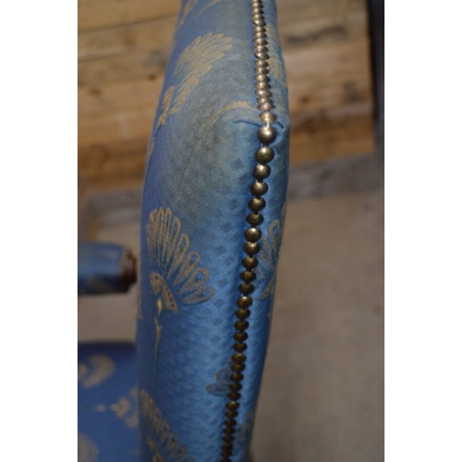 Robuuste eiken kasteel armstoel met koningsblauwe zijden bekleding-9