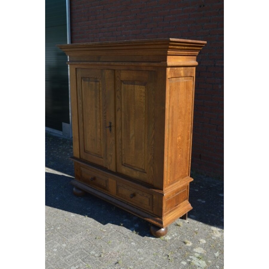 Klassieke donker massief eiken linnenkast met laden-3
