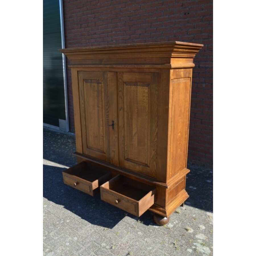 Klassieke donker massief eiken linnenkast met laden-4