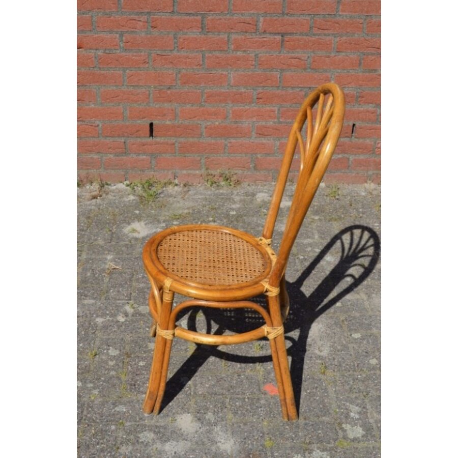 Rotan stoeltje met pauwenstaart waaier boog-3