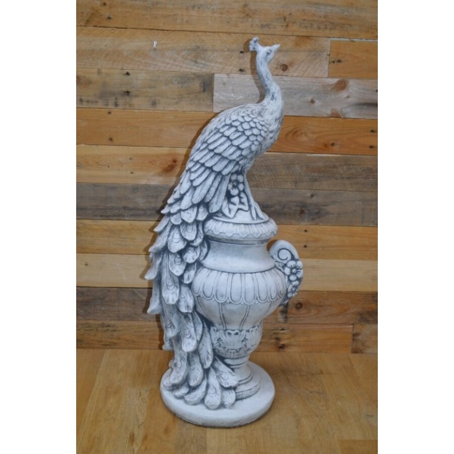 Betonnen pauw op tuinvaas – sierlijk ornament voor tuin of interieur-1