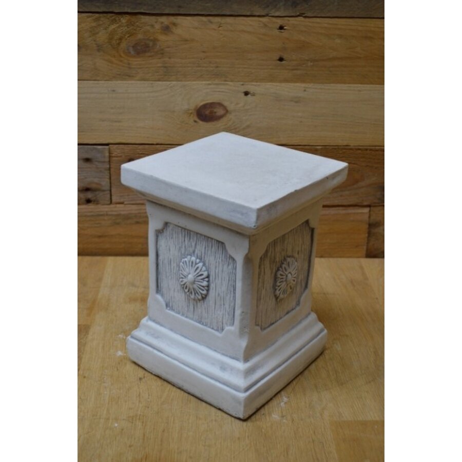 Vierkante betonnen pilaar met rozetdecoratie – sokkel of voetstuk-2