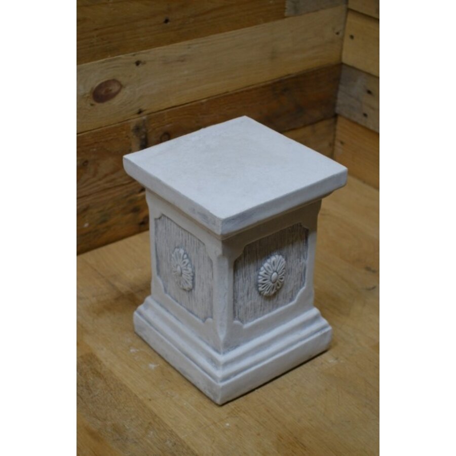 Vierkante betonnen pilaar met rozetdecoratie – sokkel of voetstuk-3