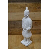 Betonnen beeld van staande Chinese soldaat uit terracottaleger