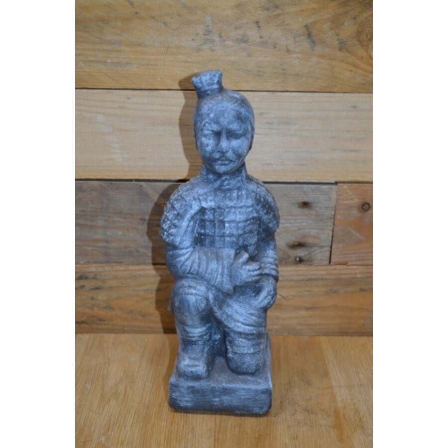 Betonnen beeld van knielende Chinese soldaat uit terracottaleger-1