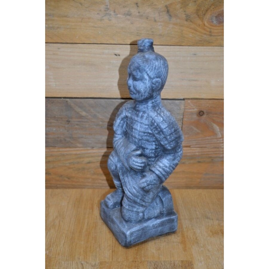Betonnen beeld van knielende Chinese soldaat uit terracottaleger-2