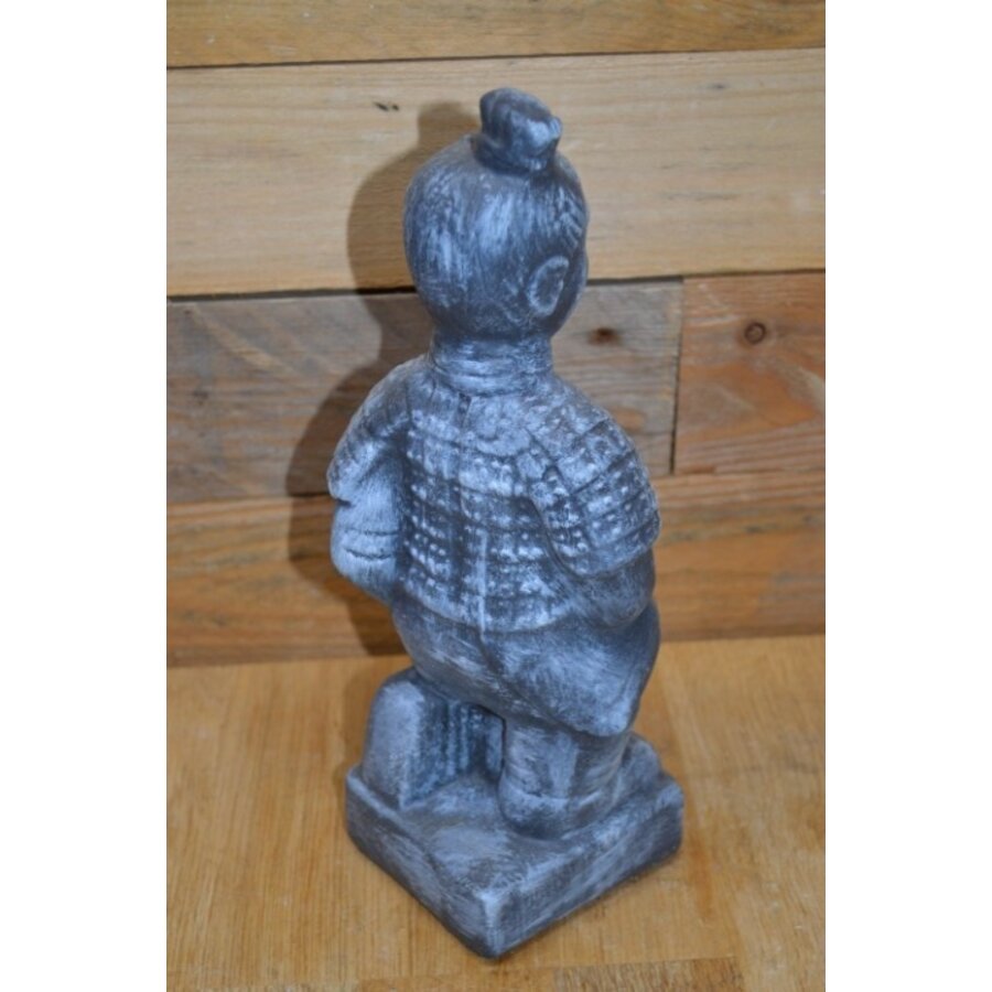 Betonnen beeld van knielende Chinese soldaat uit terracottaleger-4