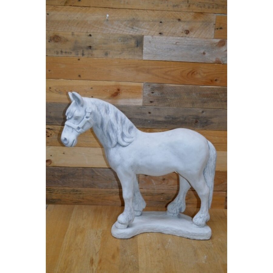 Natuurgetrouw staand paard van beton – betonnen tuinbeeld-1