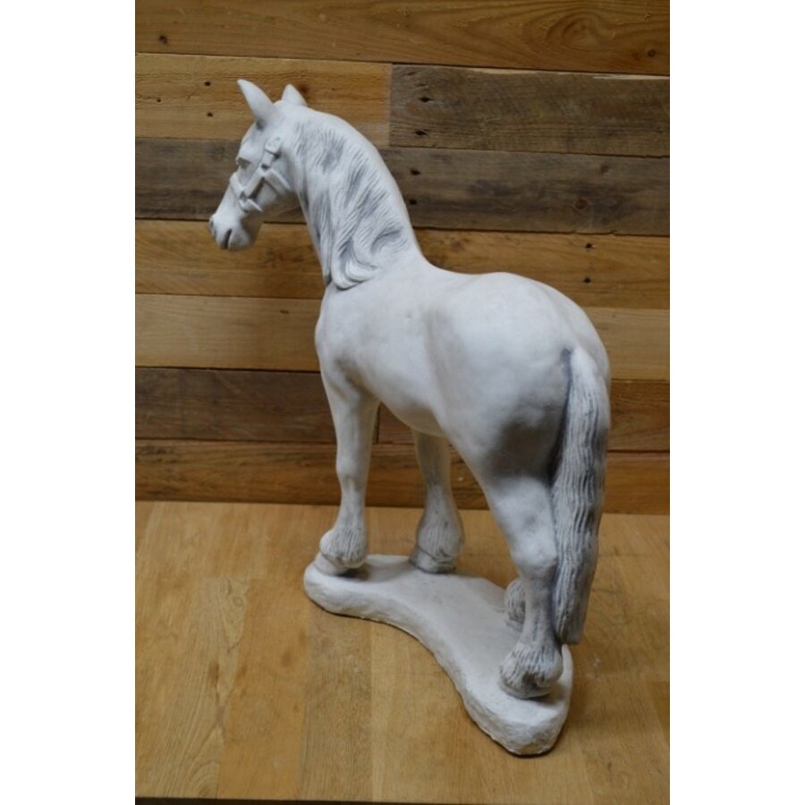 Natuurgetrouw staand paard van beton – betonnen tuinbeeld-3
