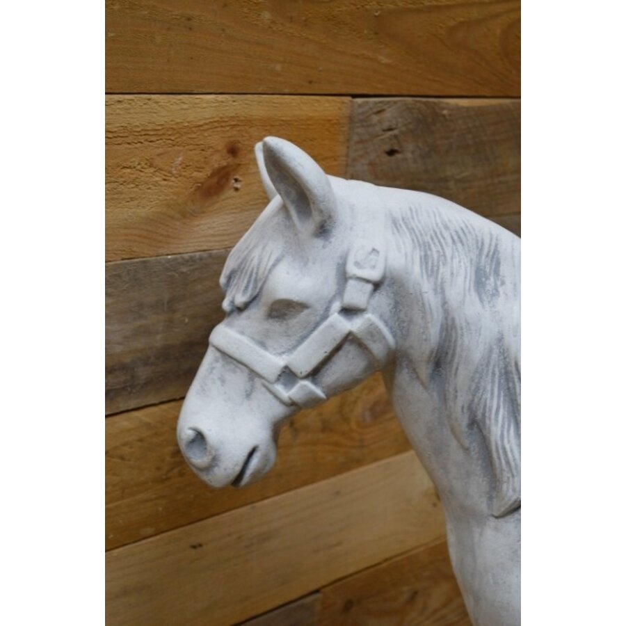 Natuurgetrouw staand paard van beton – betonnen tuinbeeld-4