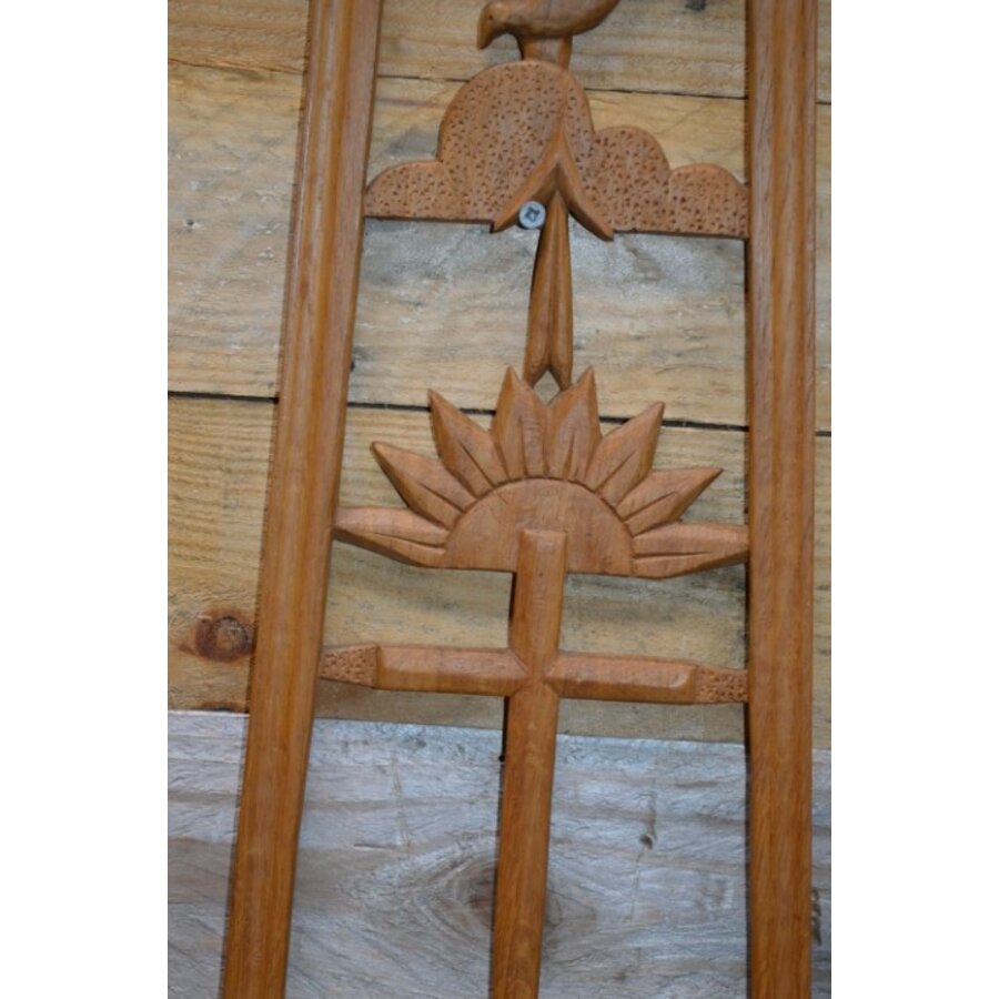 Eikenhouten wanddecoratie met christelijke symboliek-3