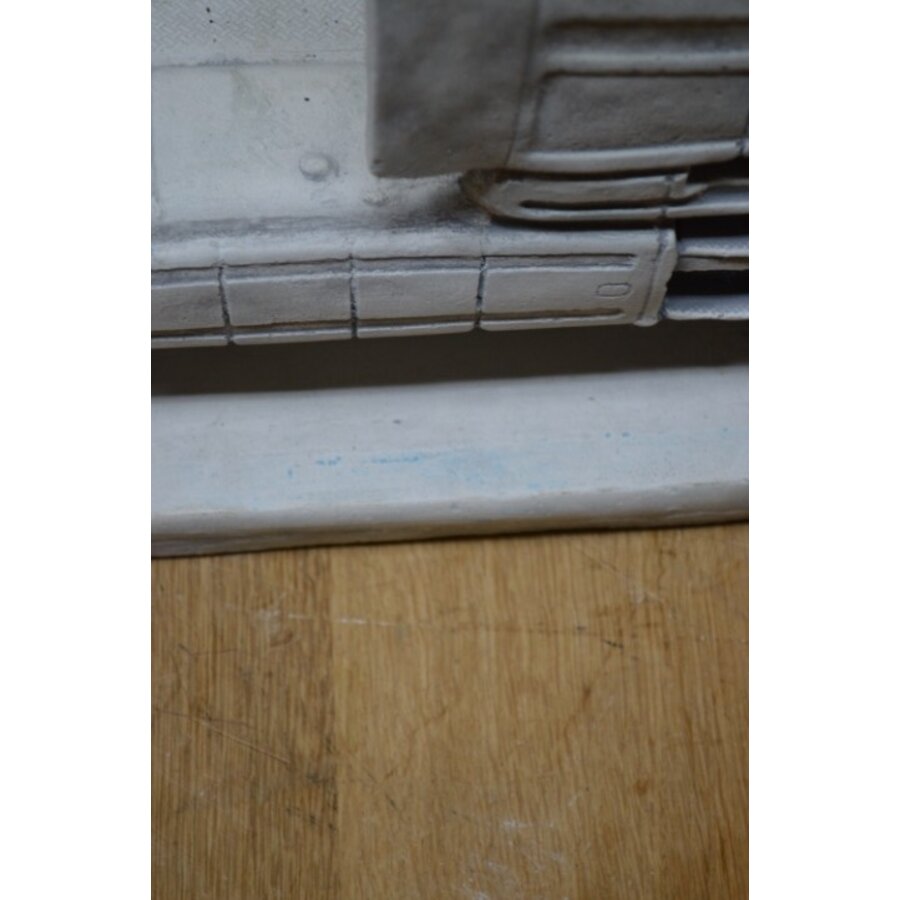 Betonnen vrachtwagen met torpedofront – tuinbeeld voor liefhebbers-4