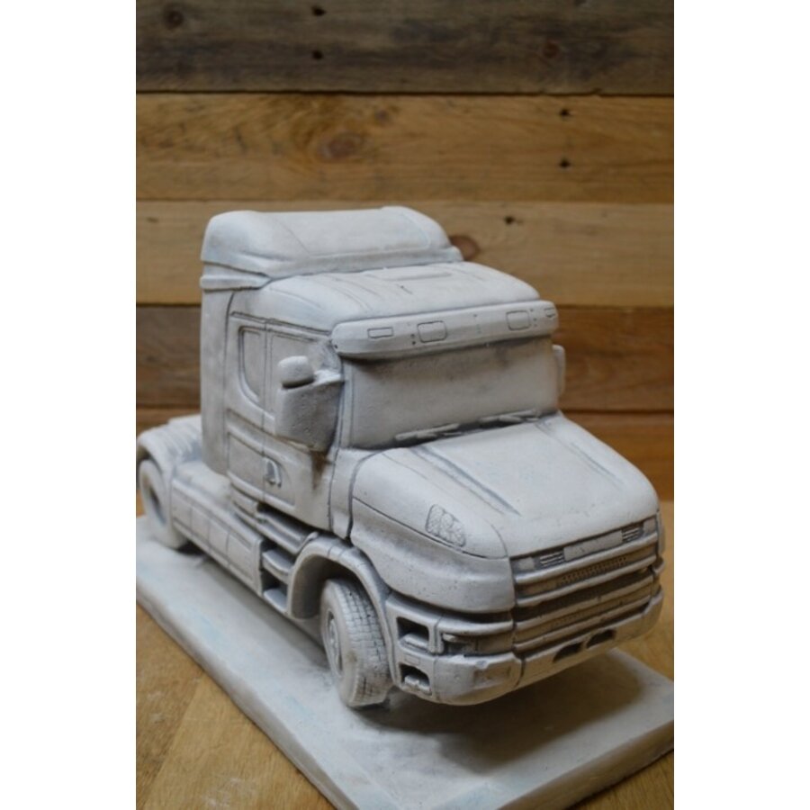 Betonnen vrachtwagen met torpedofront – tuinbeeld voor liefhebbers-1