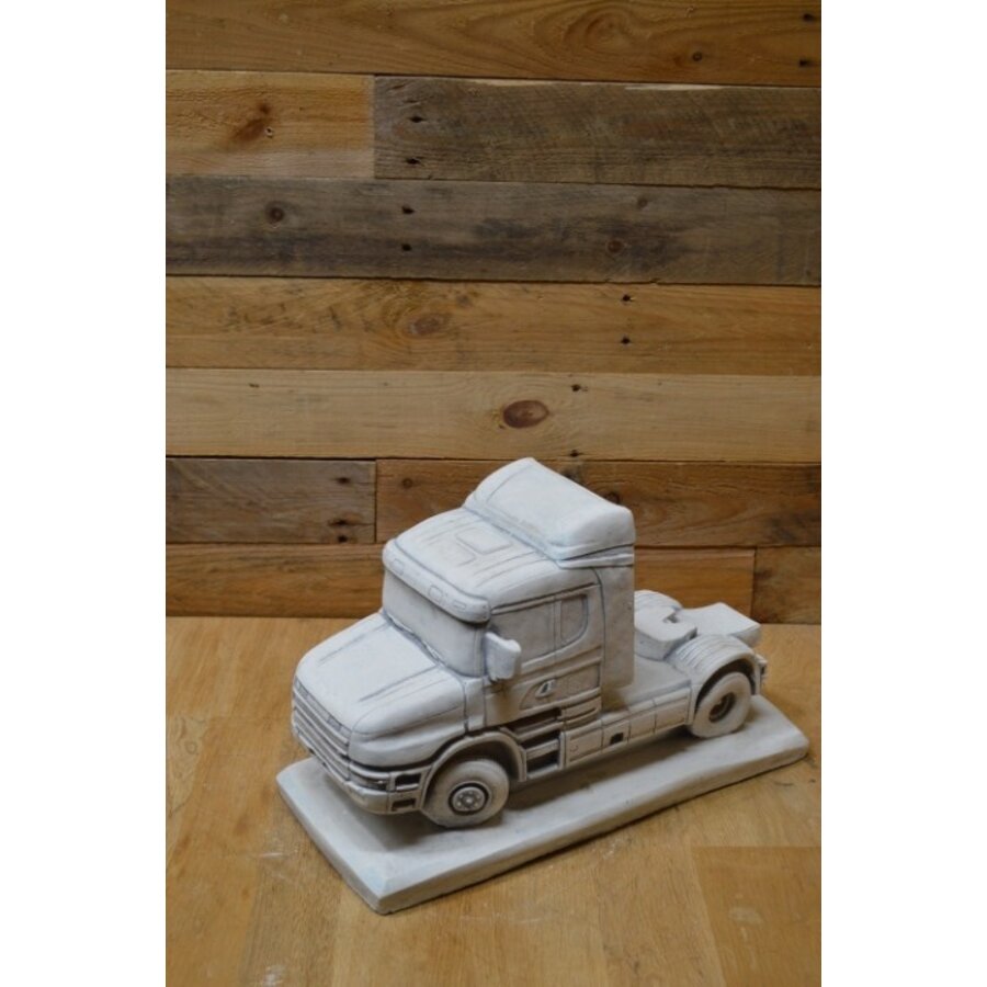 Betonnen vrachtwagen met torpedofront – tuinbeeld voor liefhebbers-5