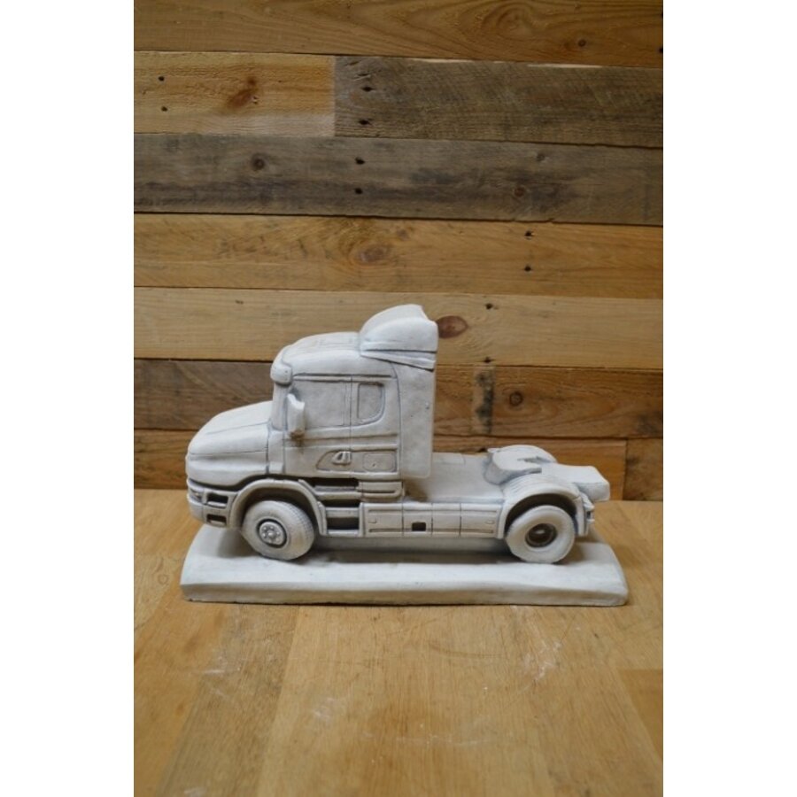 Betonnen vrachtwagen met torpedofront – tuinbeeld voor liefhebbers-6