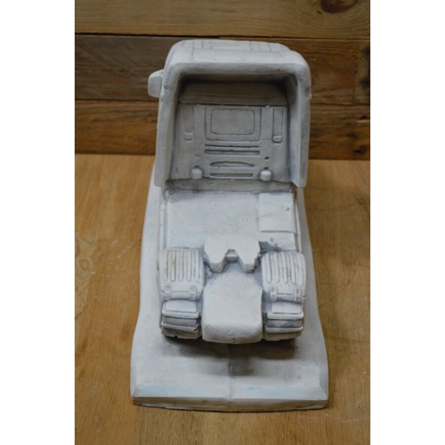 Betonnen vrachtwagen met torpedofront – tuinbeeld voor liefhebbers-8