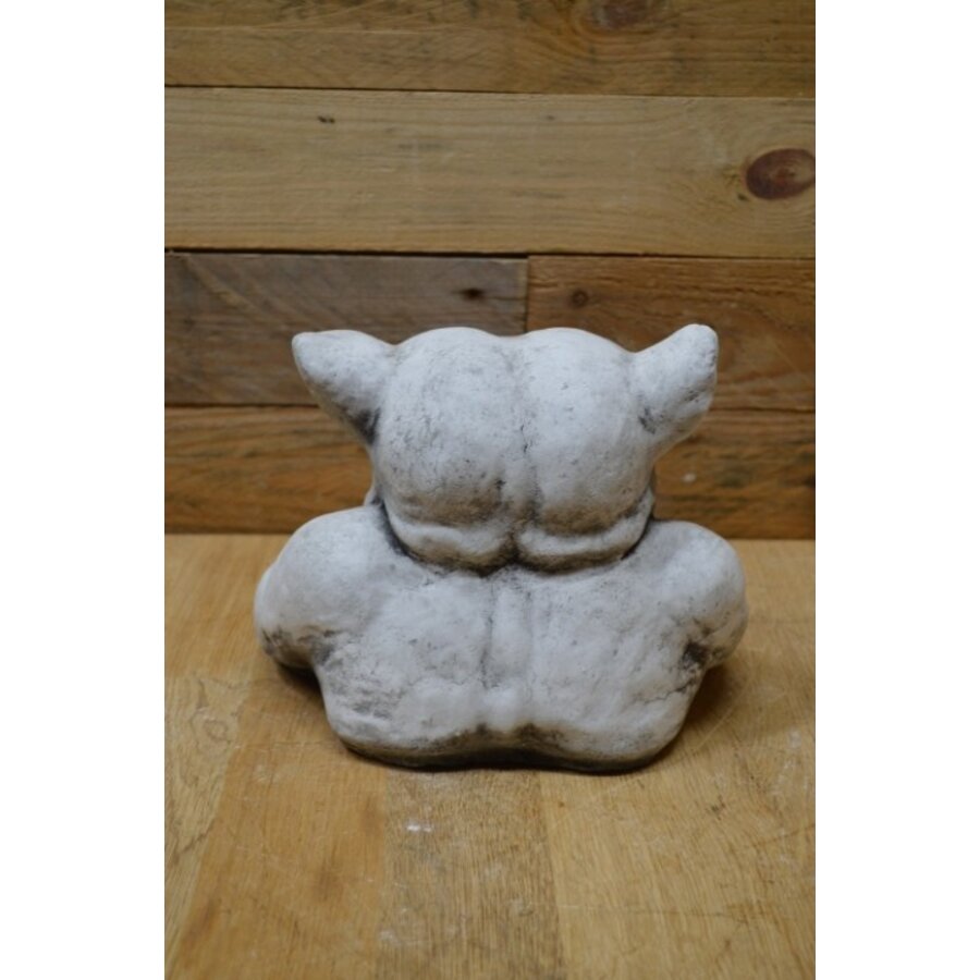 Voor zich uit starende waterspuwer – gotisch betonnen tuinbeeld-5