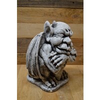 thumb-Gotische waterspuwer met zwaard – betonnen dakduivel of steenwachter-2