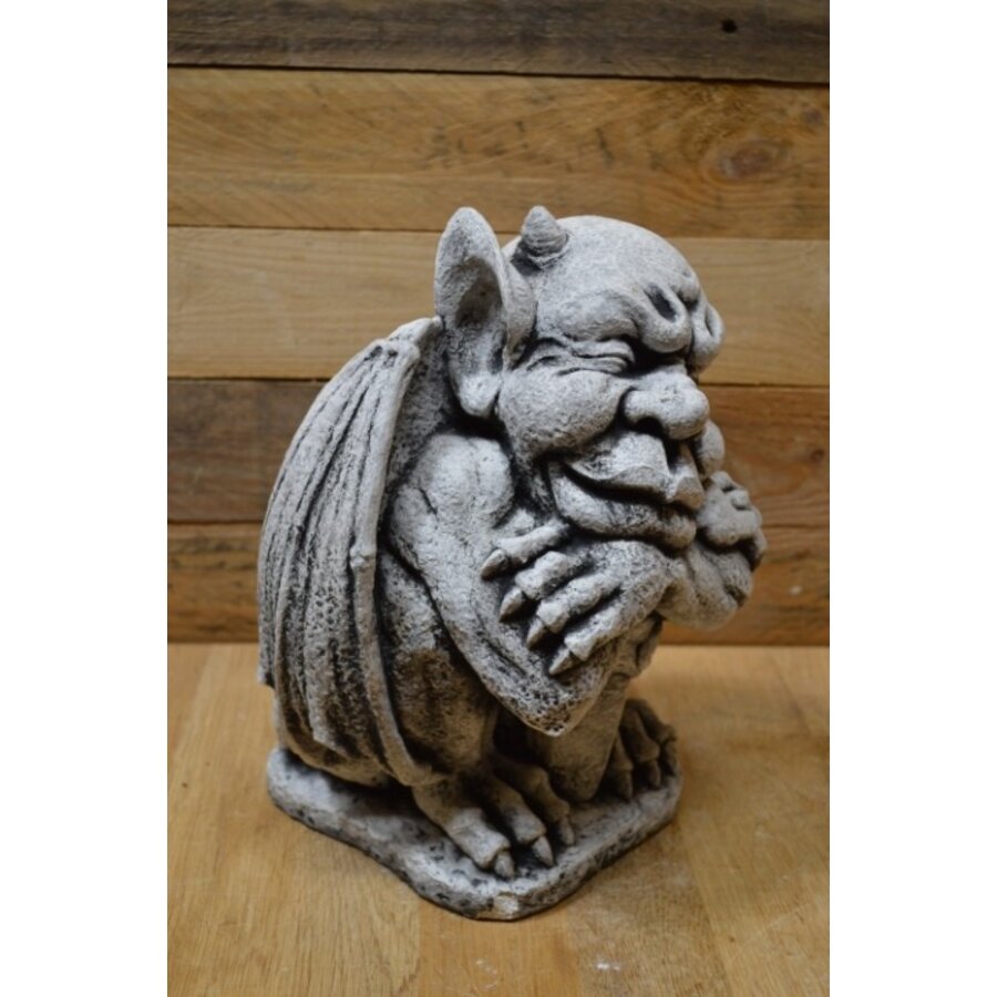 Gotische waterspuwer met zwaard – betonnen dakduivel of steenwachter-2