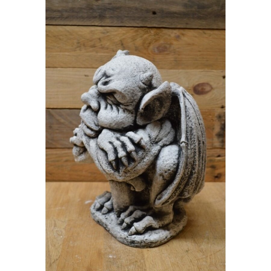 Gotische waterspuwer met zwaard – betonnen dakduivel of steenwachter-5