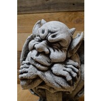 thumb-Gotische waterspuwer met zwaard – betonnen dakduivel of steenwachter-6