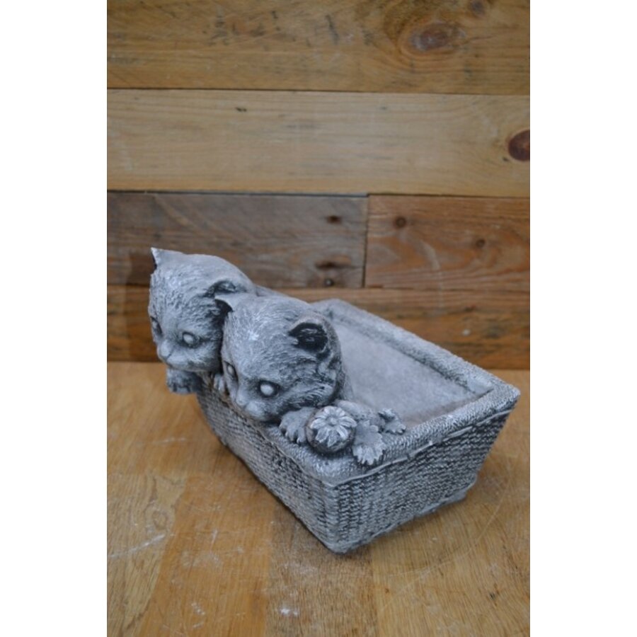Decoratieve betonnen plantenbak met twee poesjes-1