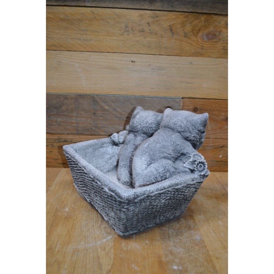 Decoratieve betonnen plantenbak met twee poesjes-4