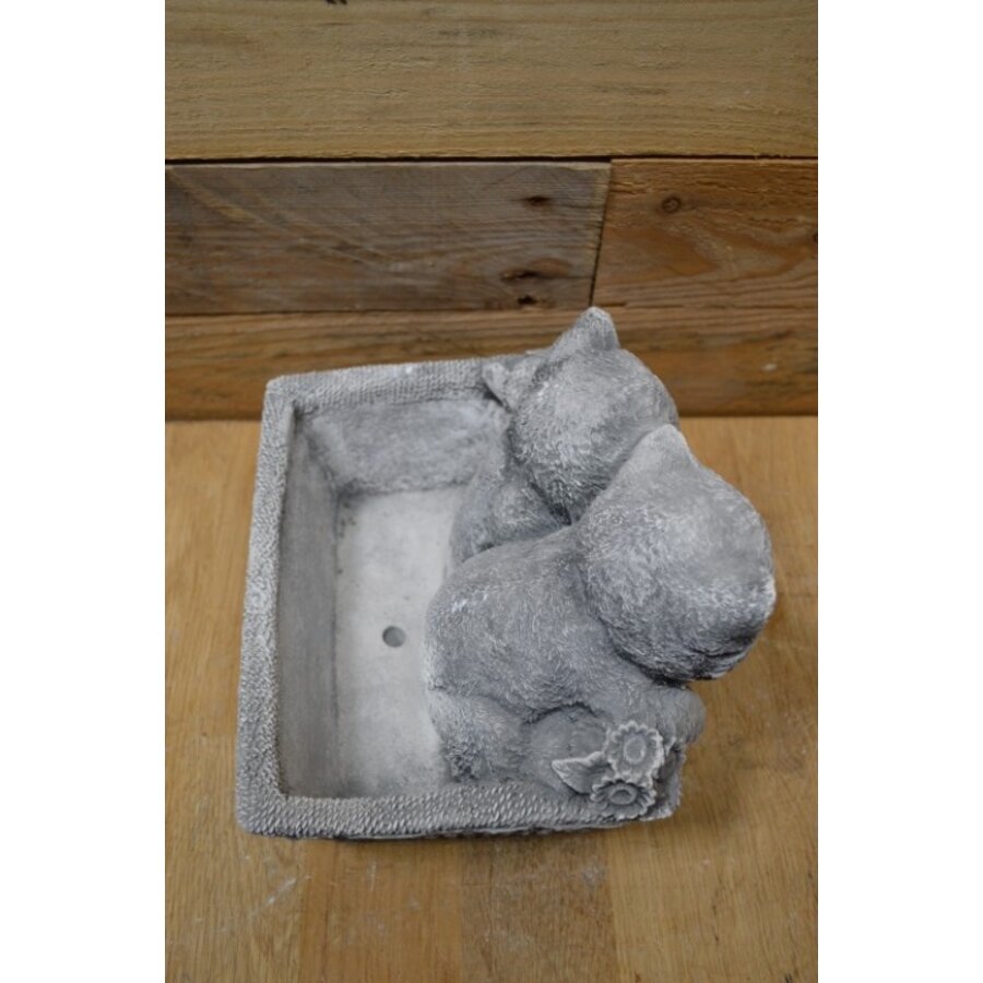 Decoratieve betonnen plantenbak met twee poesjes-5