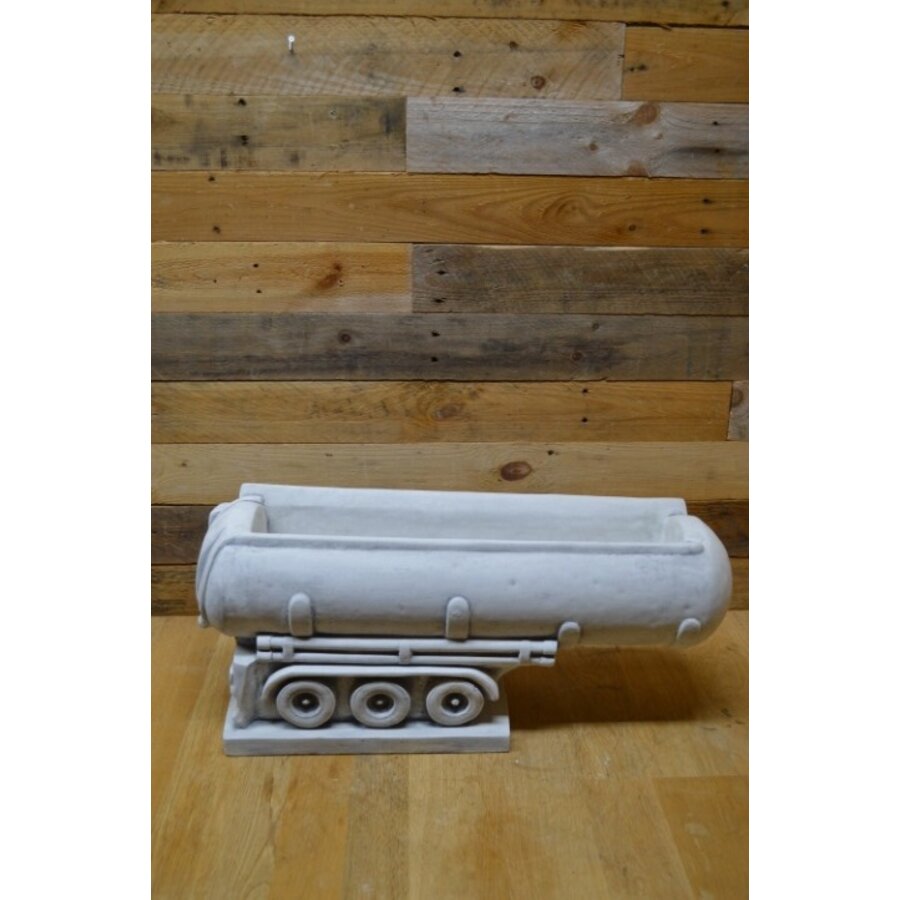 Tank- of bulkwagen bloembak van beton – stoere tuindecoratie-1