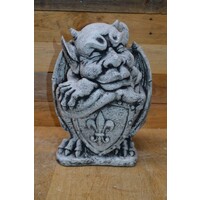 thumb-Waterspuwer leunend op schild – gotisch betonnen tuinbeeld-2