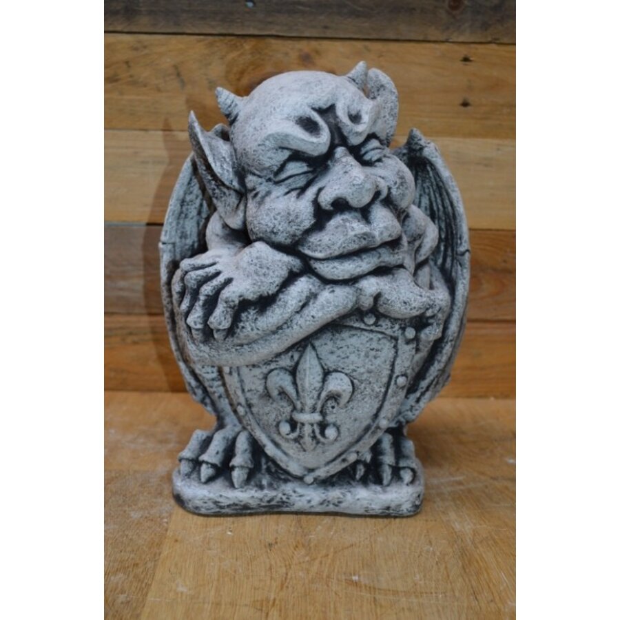 Waterspuwer leunend op schild – gotisch betonnen tuinbeeld-2